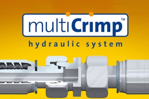 Abbildung eines MultiCrimp-Hydrauliksystems auf einem gelben Hintergrund mit Farbverlauf. Das Bild zeigt eine Schnittansicht einer Metallschlaucharmatur mit dem darüber angebrachten MultiCrimp-Logo.