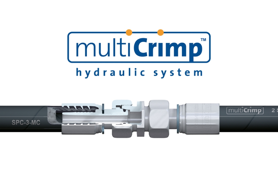 Gerendertes Bild, das eine Schnittansicht eines MultiCrimp-Hydrauliksystems zeigt und Komponenten wie einen Schlauch und Metallbeschläge zeigt. Das Logo „multiCrimp-Hydrauliksystem“ wird oben deutlich sichtbar angezeigt.