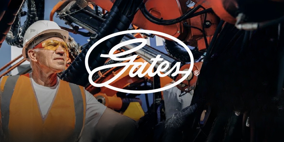 Mann in Arbeitsschutz auf Baustelle im Vordergrund ist das Gates Logo zu sehen