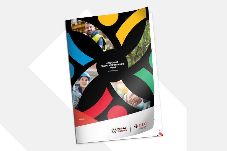 Broschüre des DEXIS CSR Reports auf grauem Hintergrund mit angeschnittener weißer DEXIS Raute. Die Broschüre ist in schwarz mit einem blumenartigen Muster in rot, blau, gelb und grün. Vereinzelt sind auch Bilder  von Menschen in Arbeitsschutz oder ein Händeschütteln zusehen.