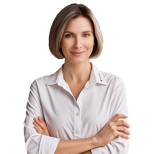 Expertin im weißen DEXIS Hemd Eine Frau mit kurzen, hellbraunen Haaren steht mit verschränkten Armen da. Sie trägt eine weiße Bluse und lächelt in die Kamera.