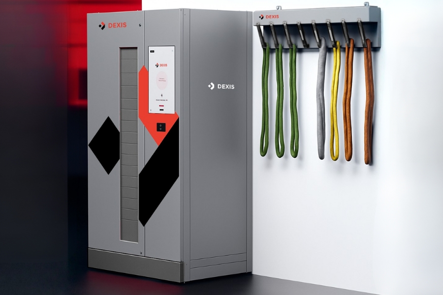 Ein Karussellautomat steht an einer Wand und daneben hängt eine Ausgabe für Schlingen und Gurte