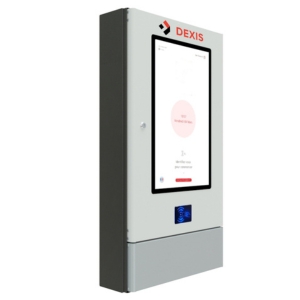 Rechteckiges, wandmontiertes Gerät mit Touchscreen und der Aufschrift ‚DEXIS‘ oben; auf dem Bildschirm ist eine Benutzeroberfläche mit einem großen Kreis und Text zu sehen, darunter ein kleineres blaues Display im unteren Bereich des Gehäuses.