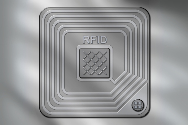 Eine Nahaufnahme eines quadratischen RFID-Tags mit einem zentralen Gittermuster und geschichteten Konturen, alles in einem metallischen Silber-Finish.