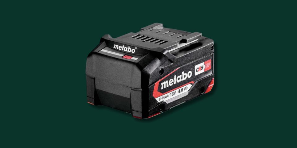 Metabo 18 V Akkupack LiPOWER 4.0 Ah auf Grünem Hintergrund
