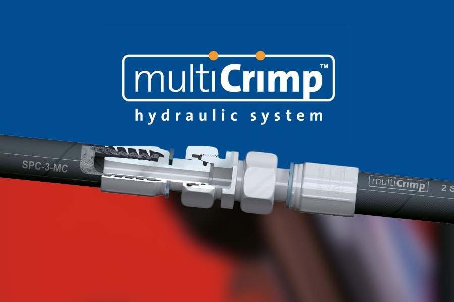Werbegrafik für das 'multiCrimp' Hydrauliksystem. Das Bild zeigt einen hydraulischen Schlauch mit einer teilweisen Schnittansicht, die das Innenleben der Verbindungselemente sichtbar macht. Oben befindet sich das 'multiCrimp' Logo auf blauem Hintergrund.